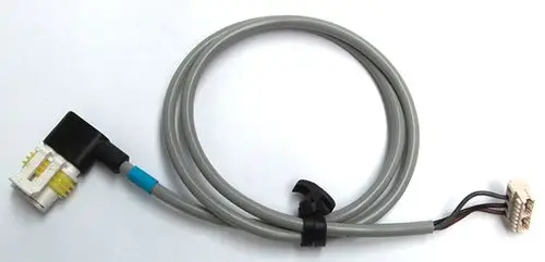 Graues Kabel mit zwei unterschiedlichen Steckverbindern, das für Daikin-Systeme vorgesehen ist. Das Kabel ist zum Anschluss von Komponenten innerhalb der Heizungsanlage gedacht.